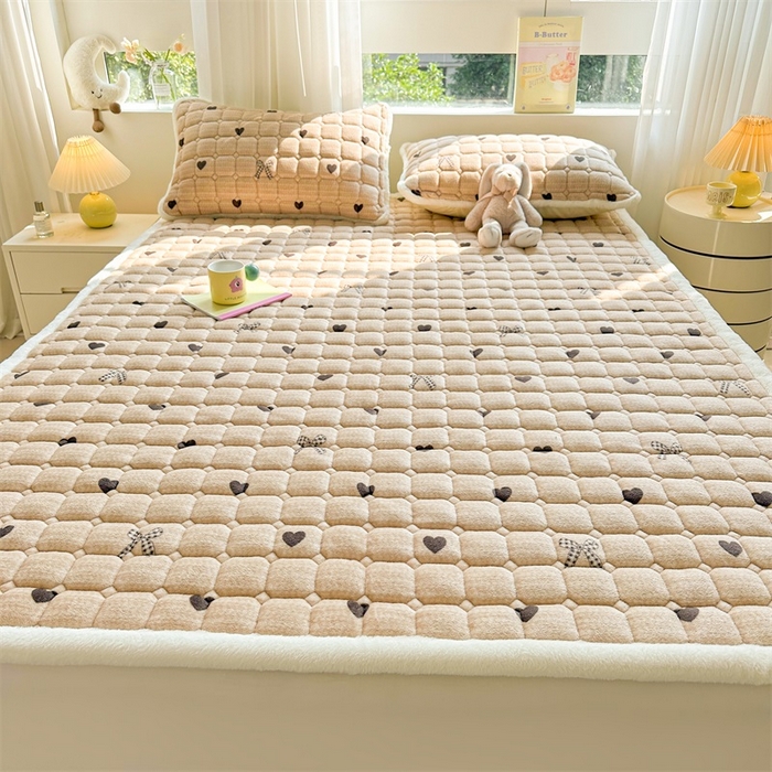 91家纺网 家纺一手货源 找家纺 梵朴 2025新款印花牛奶绒床褥垫加厚珊瑚绒床褥子床垫 蝶之心-咖