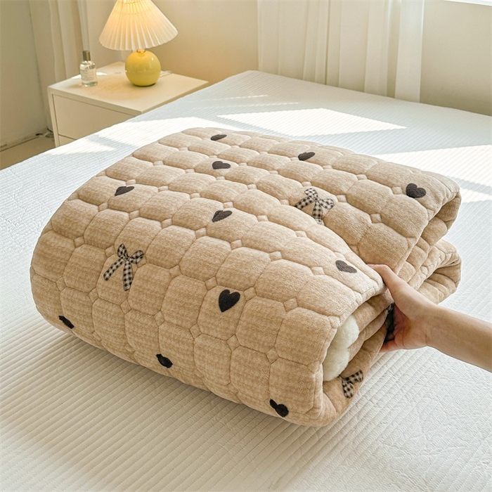 91家纺网 家纺一手货源 找家纺 梵朴 2025新款印花牛奶绒床褥垫加厚珊瑚绒床褥子床垫 蝶之心-咖