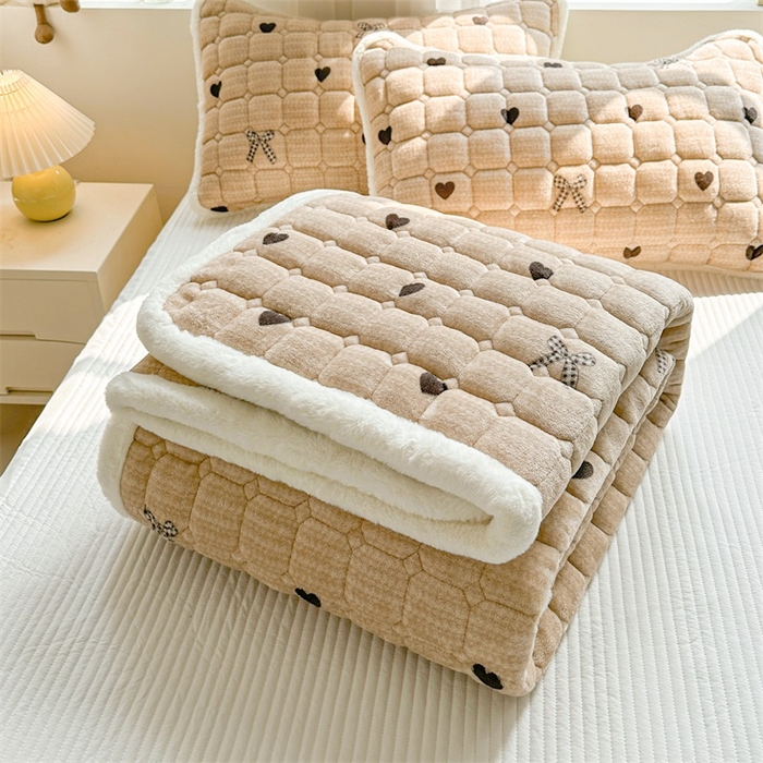91家纺网 家纺一手货源 找家纺 梵朴 2025新款印花牛奶绒床褥垫加厚珊瑚绒床褥子床垫 蝶之心-咖