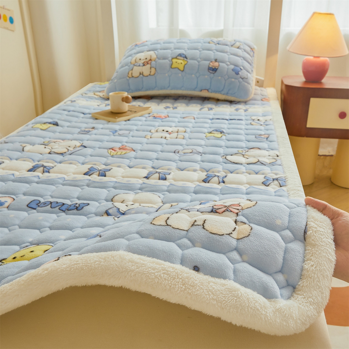 91家纺网 家纺一手货源 找家纺 雯豆家纺 2025新款牛奶绒床垫床护垫学生床褥子宿舍印花床褥铺底 牛奶绒床褥-奶蓝小狗