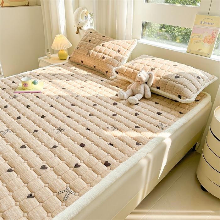 91家纺网 家纺一手货源 找家纺 梵朴 2025新款印花牛奶绒床褥垫加厚珊瑚绒床褥子床垫 蝶之心-咖