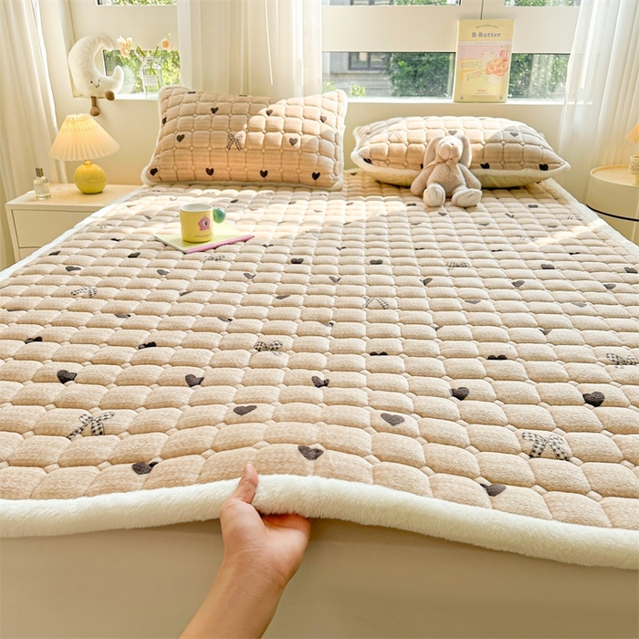 91家纺网 家纺一手货源 找家纺 梵朴 2025新款印花牛奶绒床褥垫加厚珊瑚绒床褥子床垫 蝶之心-咖