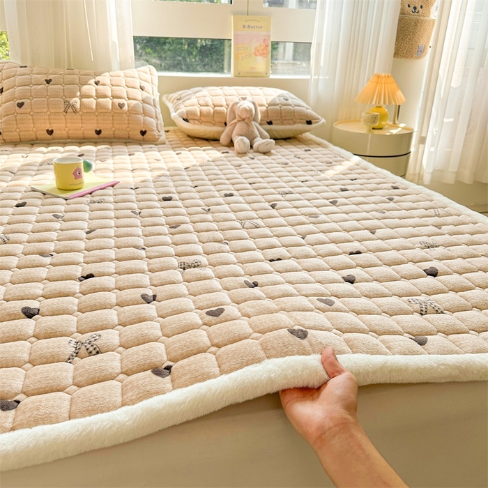 91家纺网 家纺一手货源 找家纺 梵朴 2025新款印花牛奶绒床褥垫加厚珊瑚绒床褥子床垫 蝶之心-咖