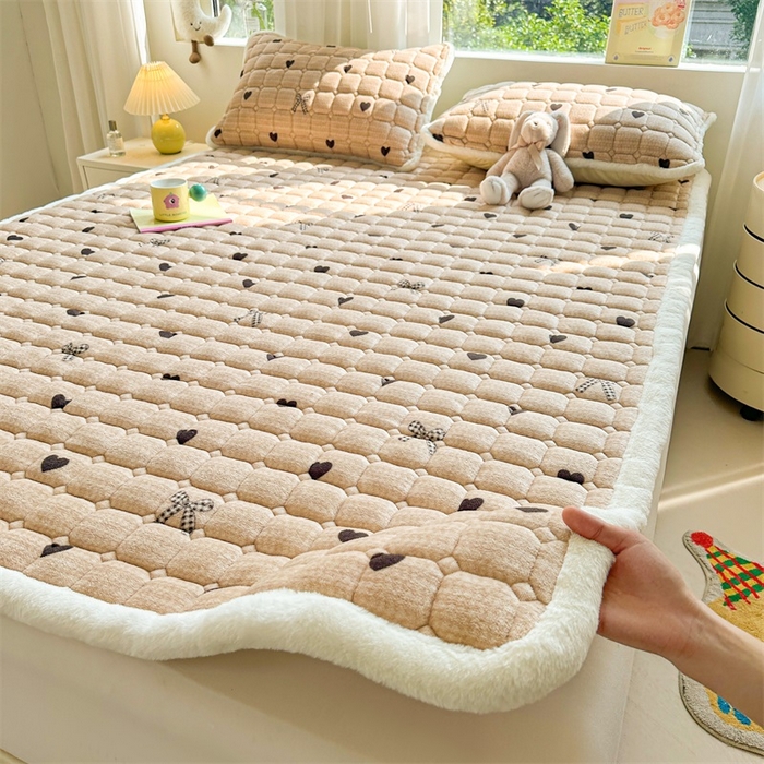 91家纺网 家纺一手货源 找家纺 梵朴 2025新款印花牛奶绒床褥垫加厚珊瑚绒床褥子床垫 蝶之心-咖