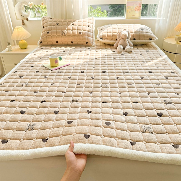 91家纺网 家纺一手货源 找家纺 梵朴 2025新款印花牛奶绒床褥垫加厚珊瑚绒床褥子床垫 蝶之心-咖