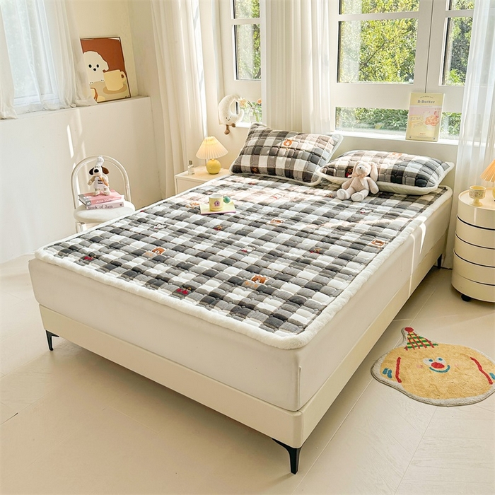 91家纺网 家纺一手货源 找家纺 梵朴 2025新款印花牛奶绒床褥垫加厚珊瑚绒床褥子床垫 格子小熊