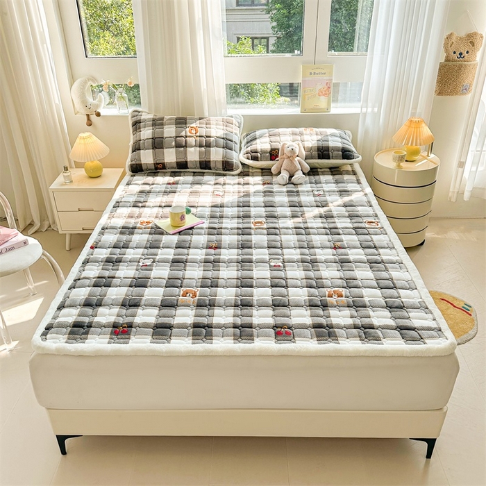 91家纺网 家纺一手货源 找家纺 梵朴 2025新款印花牛奶绒床褥垫加厚珊瑚绒床褥子床垫 格子小熊