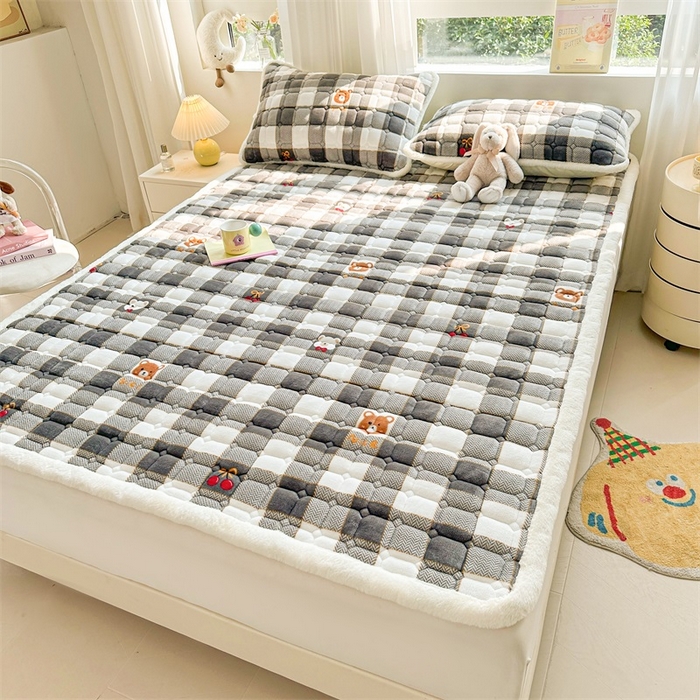 91家纺网 家纺一手货源 找家纺 梵朴 2025新款印花牛奶绒床褥垫加厚珊瑚绒床褥子床垫 格子小熊