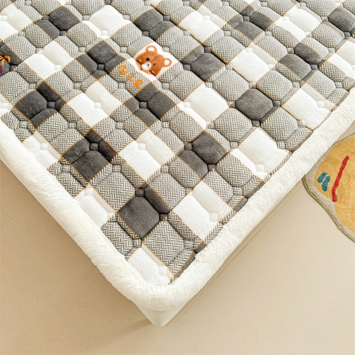 91家纺网 家纺一手货源 找家纺 梵朴 2025新款印花牛奶绒床褥垫加厚珊瑚绒床褥子床垫 格子小熊