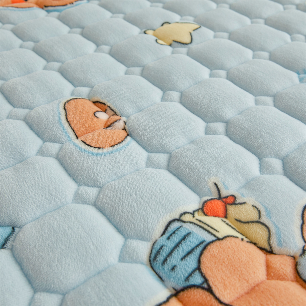 91家纺网 家纺一手货源 找家纺 雯豆家纺 2025新款牛奶绒床垫床护垫学生床褥子宿舍印花床褥铺底 牛奶绒床褥-趴趴熊