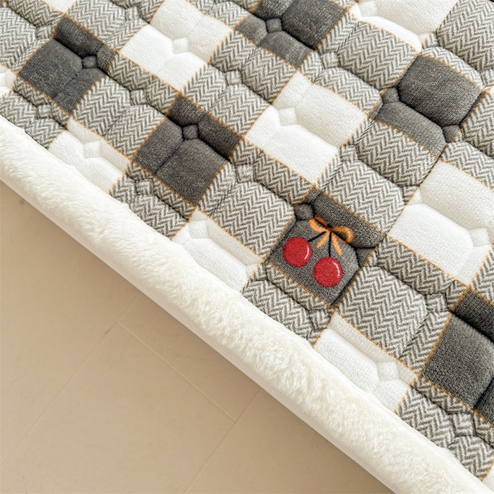 91家纺网 家纺一手货源 找家纺 梵朴 2025新款印花牛奶绒床褥垫加厚珊瑚绒床褥子床垫 格子小熊