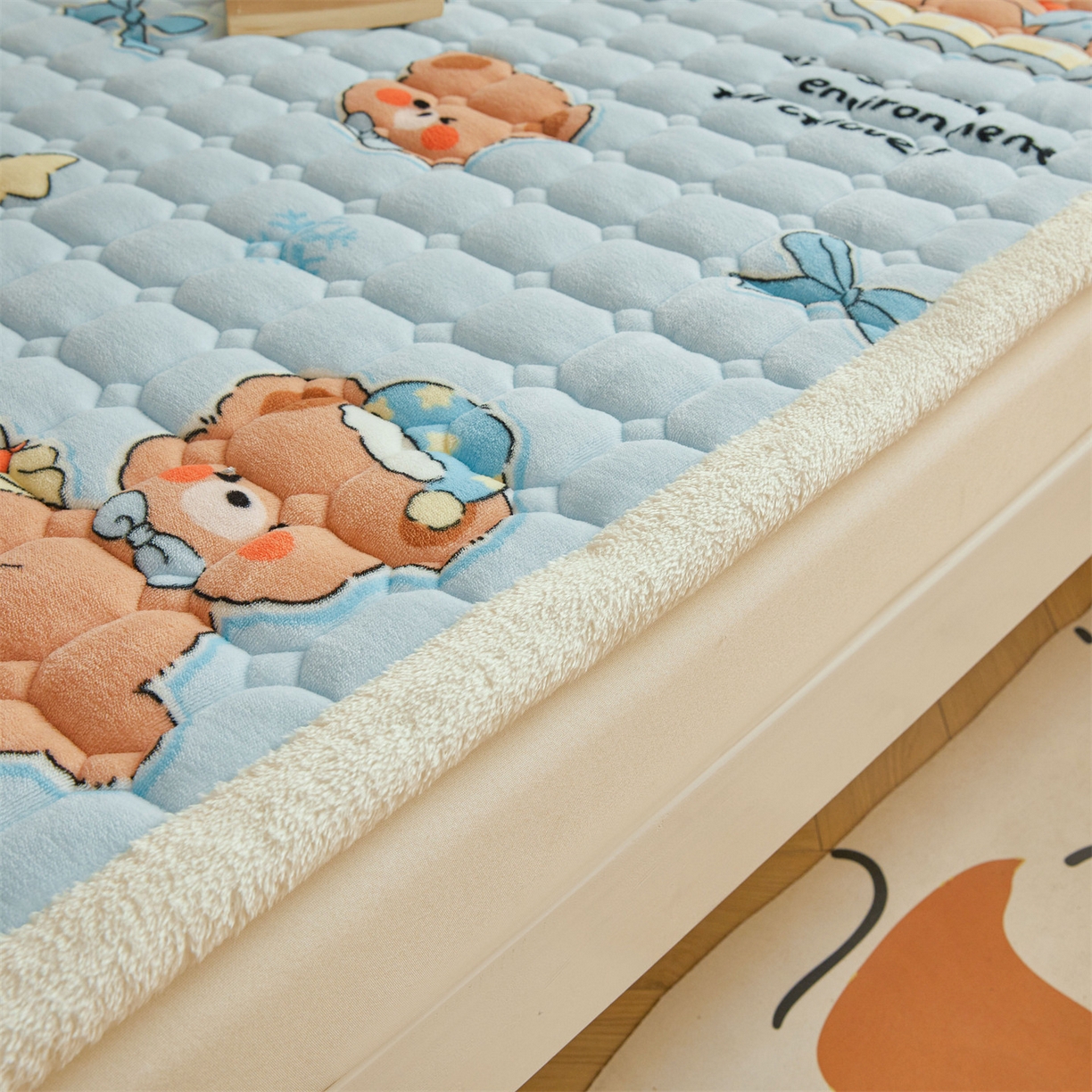 91家纺网 家纺一手货源 找家纺 雯豆家纺 2025新款牛奶绒床垫床护垫学生床褥子宿舍印花床褥铺底 牛奶绒床褥-趴趴熊