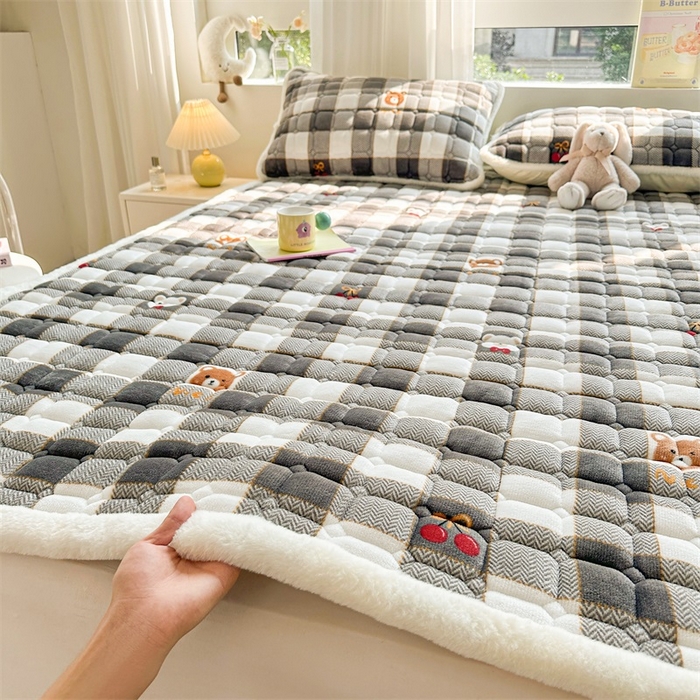 91家纺网 家纺一手货源 找家纺 梵朴 2025新款印花牛奶绒床褥垫加厚珊瑚绒床褥子床垫 格子小熊