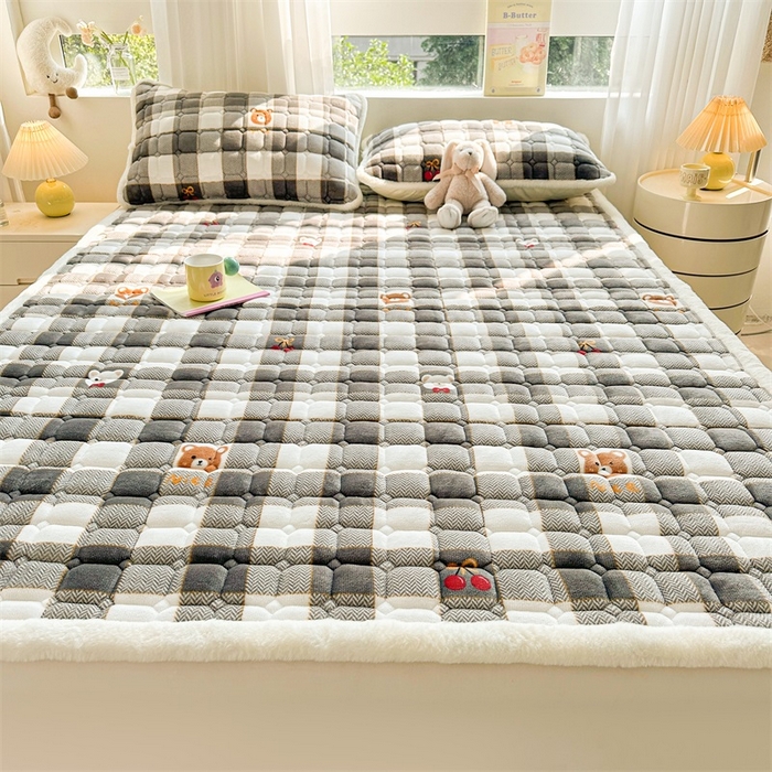 91家纺网 家纺一手货源 找家纺 梵朴 2025新款印花牛奶绒床褥垫加厚珊瑚绒床褥子床垫 格子小熊