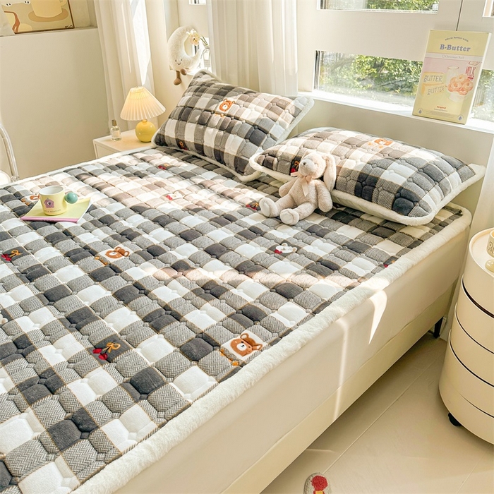 91家纺网 家纺一手货源 找家纺 梵朴 2025新款印花牛奶绒床褥垫加厚珊瑚绒床褥子床垫 格子小熊