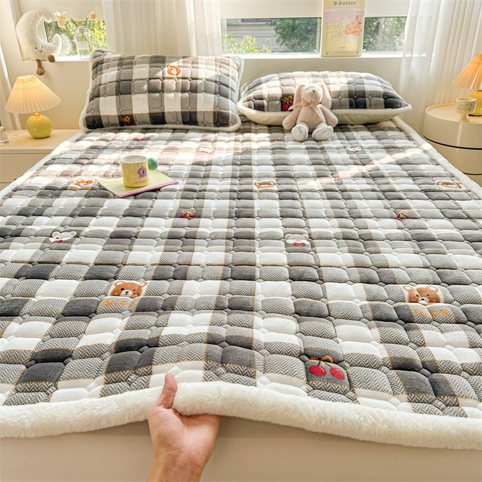 91家纺网 家纺一手货源 找家纺 梵朴 2025新款印花牛奶绒床褥垫加厚珊瑚绒床褥子床垫 格子小熊