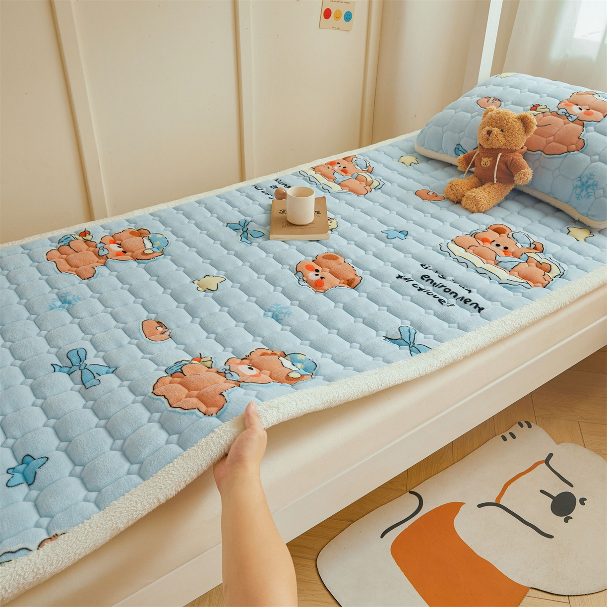 91家纺网 家纺一手货源 找家纺 雯豆家纺 2025新款牛奶绒床垫床护垫学生床褥子宿舍印花床褥铺底 牛奶绒床褥-趴趴熊