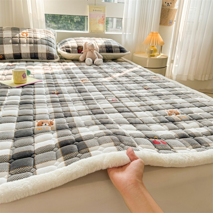 91家纺网 家纺一手货源 找家纺 梵朴 2025新款印花牛奶绒床褥垫加厚珊瑚绒床褥子床垫 格子小熊