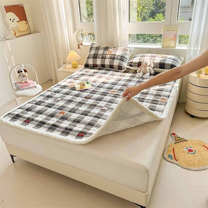 91家纺网 家纺一手货源 找家纺 梵朴 2025新款印花牛奶绒床褥垫加厚珊瑚绒床褥子床垫 格子小熊