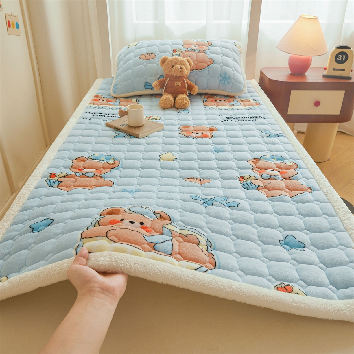 91家纺网 家纺一手货源 找家纺 雯豆家纺 2025新款牛奶绒床垫床护垫学生床褥子宿舍印花床褥铺底 牛奶绒床褥-趴趴熊