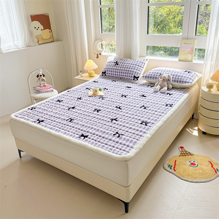 91家纺网 家纺一手货源 找家纺 梵朴 2025新款印花牛奶绒床褥垫加厚珊瑚绒床褥子床垫 蝴蝶结紫