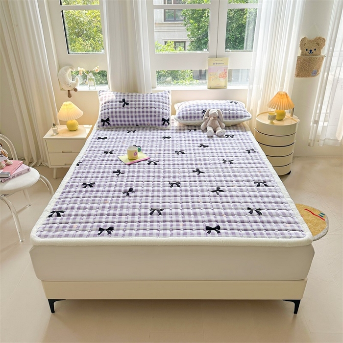 91家纺网 家纺一手货源 找家纺 梵朴 2025新款印花牛奶绒床褥垫加厚珊瑚绒床褥子床垫 蝴蝶结紫