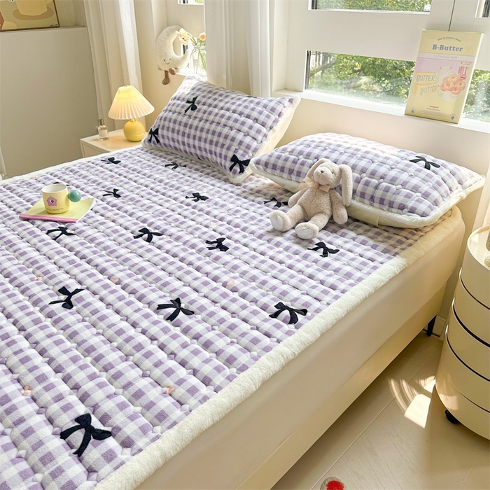 91家纺网 家纺一手货源 找家纺 梵朴 2025新款印花牛奶绒床褥垫加厚珊瑚绒床褥子床垫 蝴蝶结紫