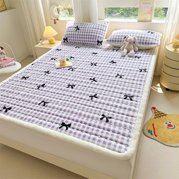 91家纺网 家纺一手货源 找家纺 梵朴 2025新款印花牛奶绒床褥垫加厚珊瑚绒床褥子床垫 蝴蝶结紫