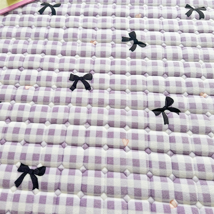 91家纺网 家纺一手货源 找家纺 梵朴 2025新款印花牛奶绒床褥垫加厚珊瑚绒床褥子床垫 蝴蝶结紫