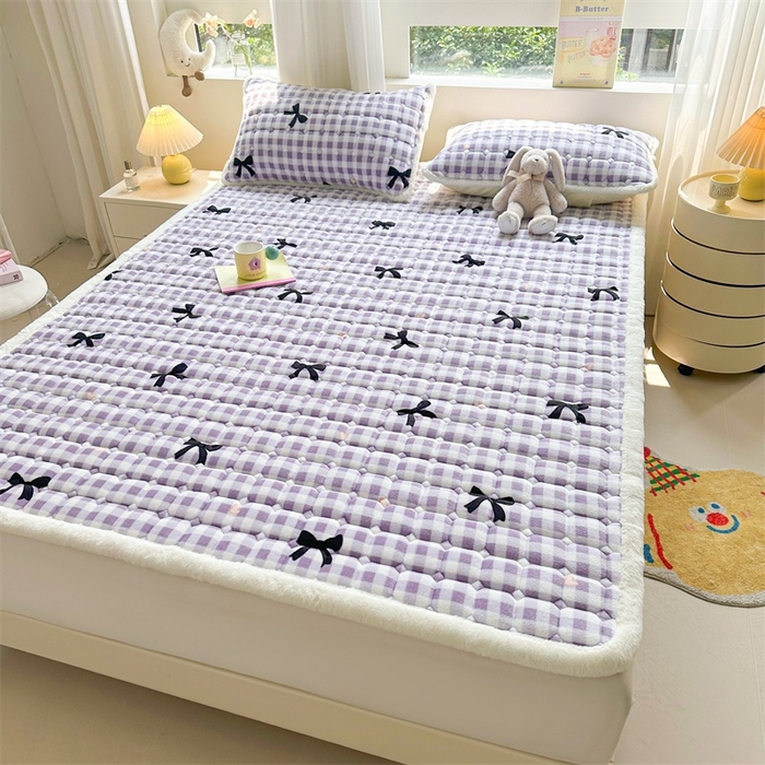 91家纺网 家纺一手货源 找家纺 梵朴 2025新款印花牛奶绒床褥垫加厚珊瑚绒床褥子床垫 蝴蝶结紫