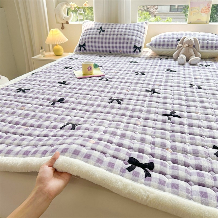91家纺网 家纺一手货源 找家纺 梵朴 2025新款印花牛奶绒床褥垫加厚珊瑚绒床褥子床垫 蝴蝶结紫