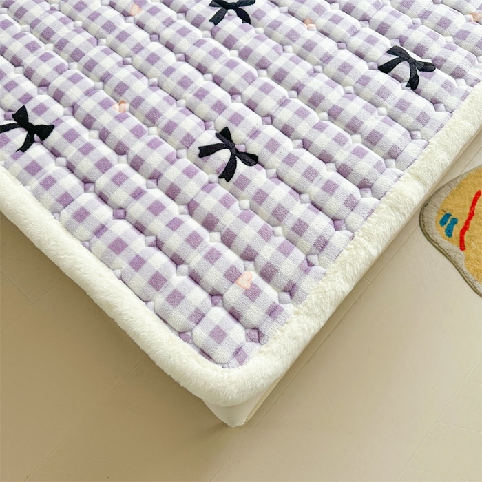 91家纺网 家纺一手货源 找家纺 梵朴 2025新款印花牛奶绒床褥垫加厚珊瑚绒床褥子床垫 蝴蝶结紫