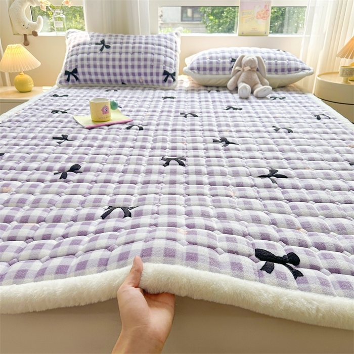91家纺网 家纺一手货源 找家纺 梵朴 2025新款印花牛奶绒床褥垫加厚珊瑚绒床褥子床垫 蝴蝶结紫