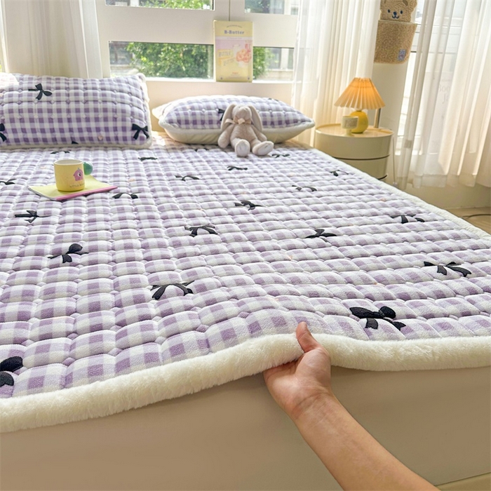 91家纺网 家纺一手货源 找家纺 梵朴 2025新款印花牛奶绒床褥垫加厚珊瑚绒床褥子床垫 蝴蝶结紫