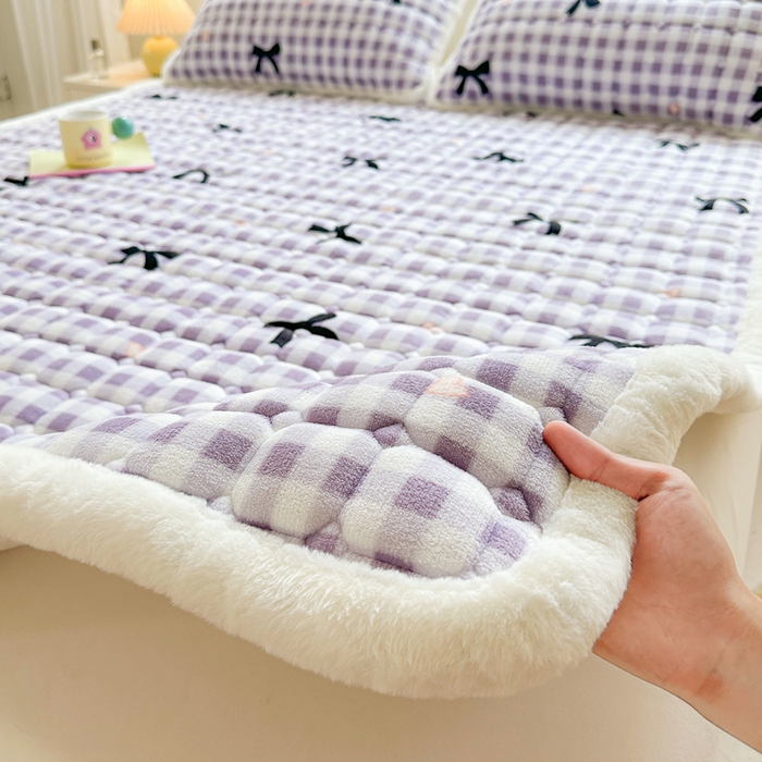 91家纺网 家纺一手货源 找家纺 梵朴 2025新款印花牛奶绒床褥垫加厚珊瑚绒床褥子床垫 蝴蝶结紫