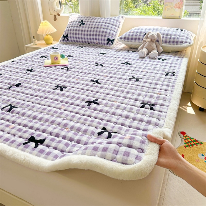 91家纺网 家纺一手货源 找家纺 梵朴 2025新款印花牛奶绒床褥垫加厚珊瑚绒床褥子床垫 蝴蝶结紫