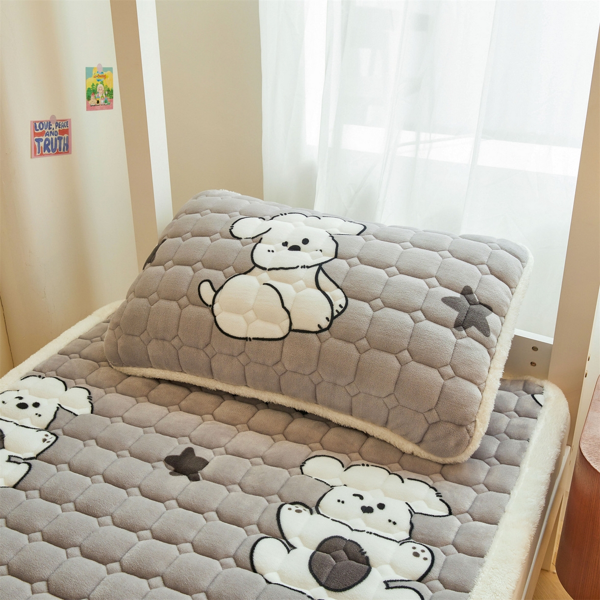 91家纺网 家纺一手货源 找家纺 雯豆家纺 2025新款牛奶绒床垫床护垫学生床褥子宿舍印花床褥铺底 牛奶绒床褥-皮皮狗