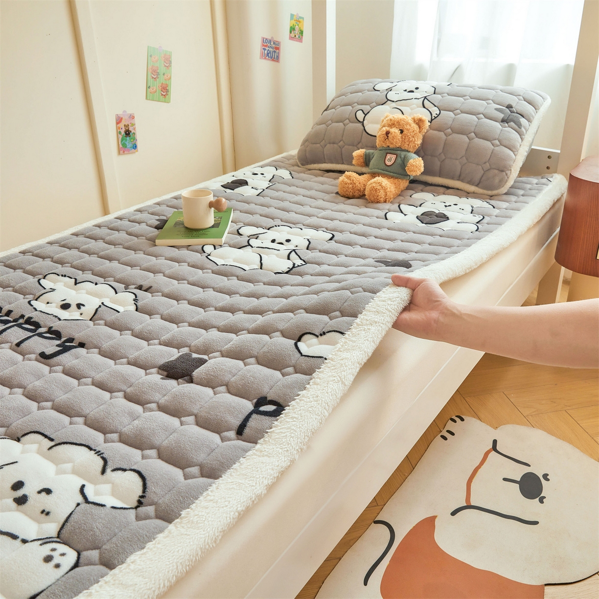 91家纺网 家纺一手货源 找家纺 雯豆家纺 2025新款牛奶绒床垫床护垫学生床褥子宿舍印花床褥铺底 牛奶绒床褥-皮皮狗