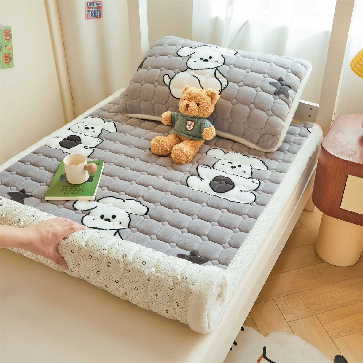 91家纺网 家纺一手货源 找家纺 雯豆家纺 2025新款牛奶绒床垫床护垫学生床褥子宿舍印花床褥铺底 牛奶绒床褥-皮皮狗