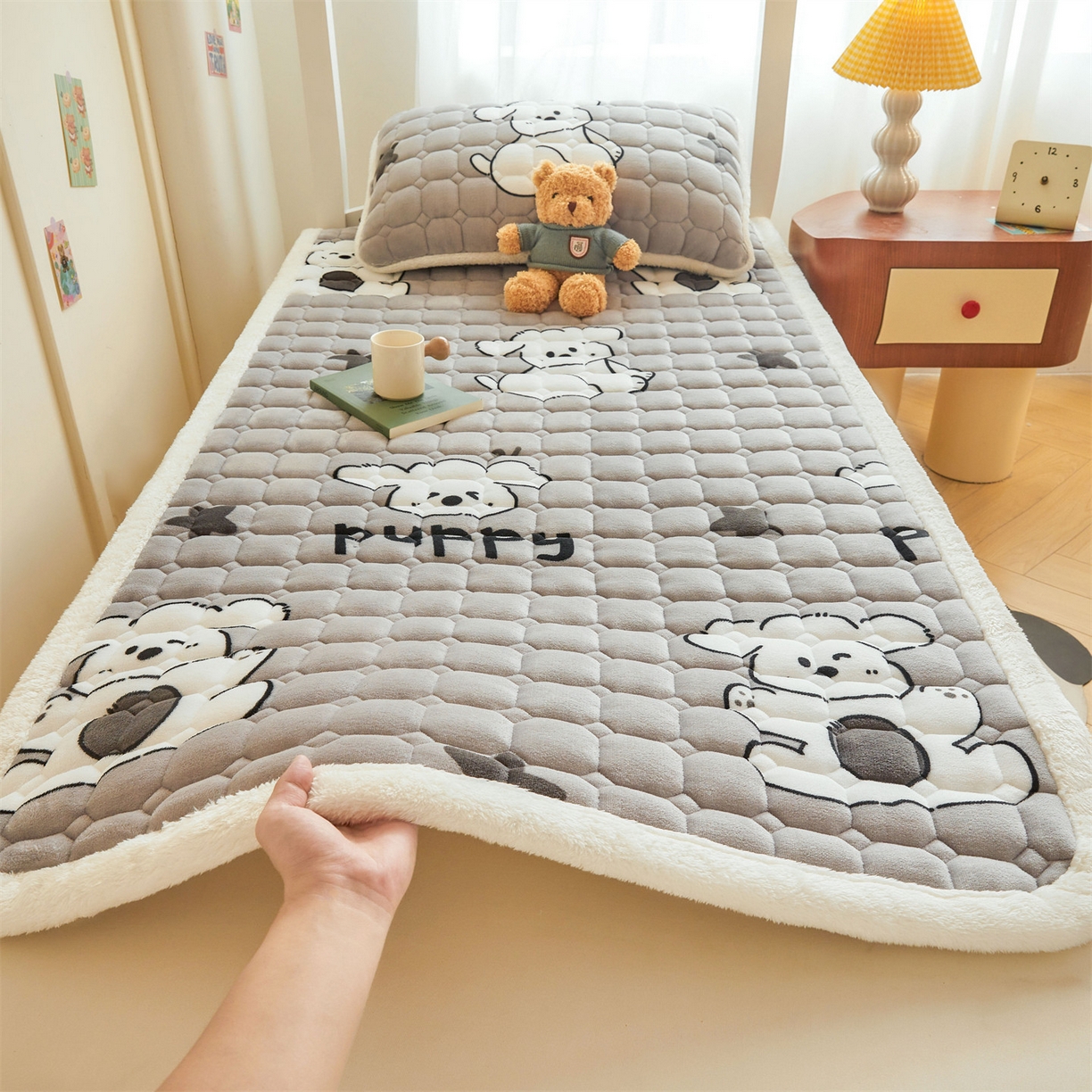 91家纺网 家纺一手货源 找家纺 雯豆家纺 2025新款牛奶绒床垫床护垫学生床褥子宿舍印花床褥铺底 牛奶绒床褥-皮皮狗