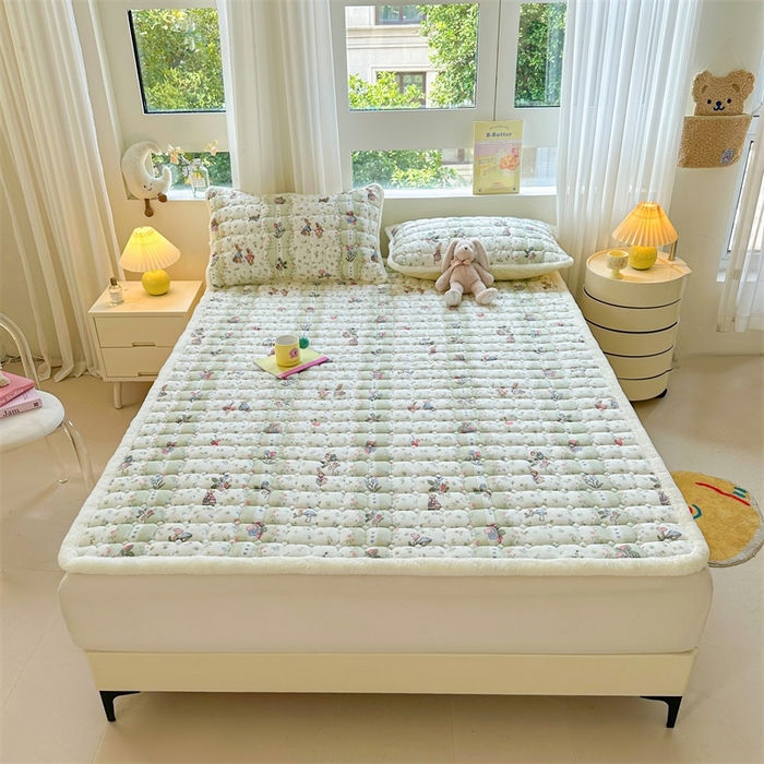 91家纺网 家纺一手货源 找家纺 梵朴 2025新款印花牛奶绒床褥垫加厚珊瑚绒床褥子床垫 花开花兔-绿