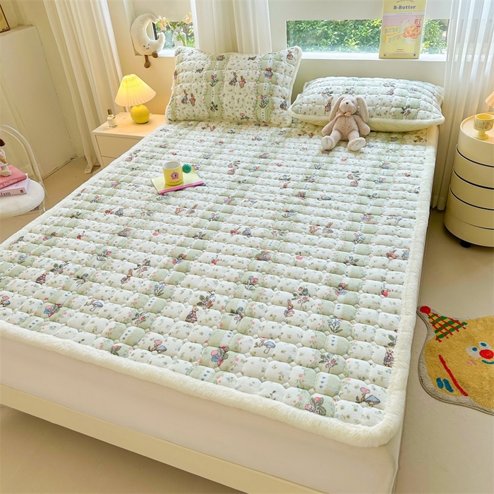 91家纺网 家纺一手货源 找家纺 梵朴 2025新款印花牛奶绒床褥垫加厚珊瑚绒床褥子床垫 花开花兔-绿