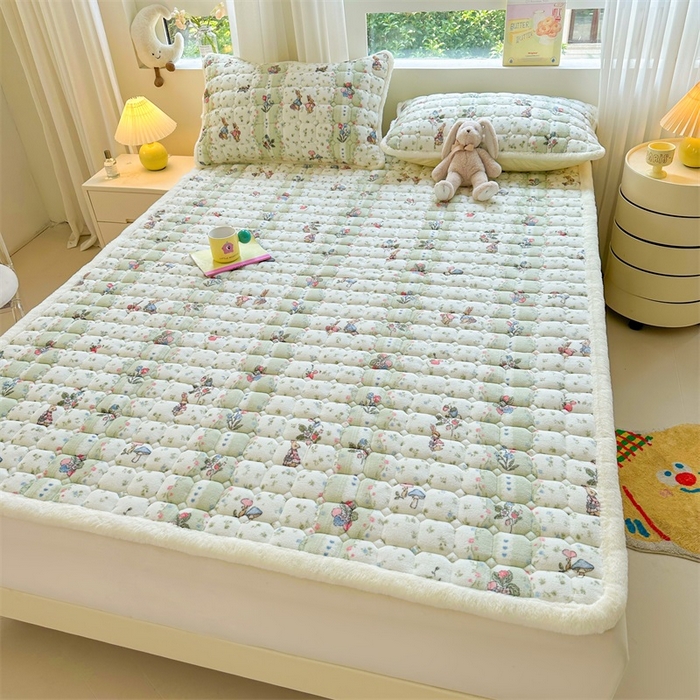 91家纺网 家纺一手货源 找家纺 梵朴 2025新款印花牛奶绒床褥垫加厚珊瑚绒床褥子床垫 花开花兔-绿