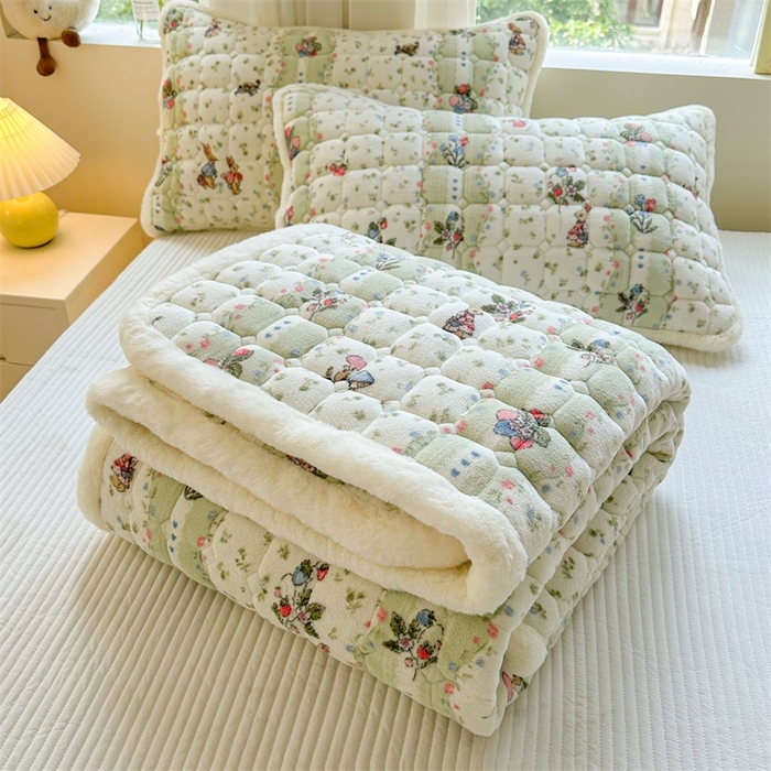 91家纺网 家纺一手货源 找家纺 梵朴 2025新款印花牛奶绒床褥垫加厚珊瑚绒床褥子床垫 花开花兔-绿