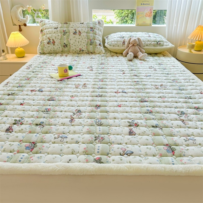 91家纺网 家纺一手货源 找家纺 梵朴 2025新款印花牛奶绒床褥垫加厚珊瑚绒床褥子床垫 花开花兔-绿