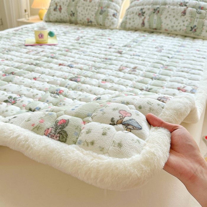 91家纺网 家纺一手货源 找家纺 梵朴 2025新款印花牛奶绒床褥垫加厚珊瑚绒床褥子床垫 花开花兔-绿