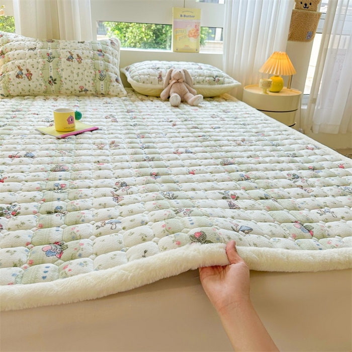 91家纺网 家纺一手货源 找家纺 梵朴 2025新款印花牛奶绒床褥垫加厚珊瑚绒床褥子床垫 花开花兔-绿