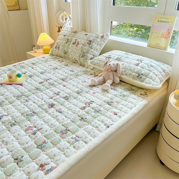 91家纺网 家纺一手货源 找家纺 梵朴 2025新款印花牛奶绒床褥垫加厚珊瑚绒床褥子床垫 花开花兔-绿