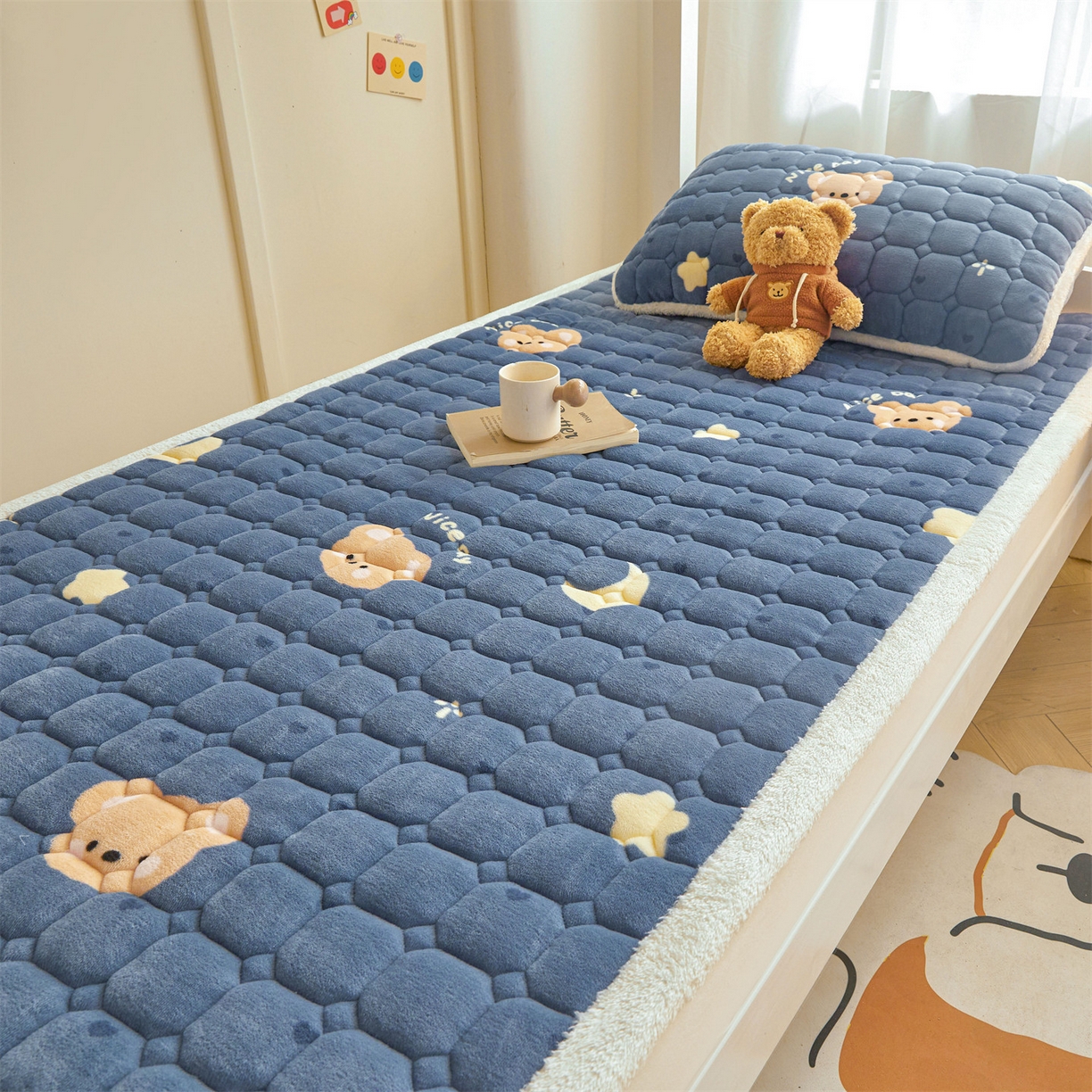 91家纺网 家纺一手货源 找家纺 雯豆家纺 2025新款牛奶绒床垫床护垫学生床褥子宿舍印花床褥铺底 牛奶绒床褥-太空小熊