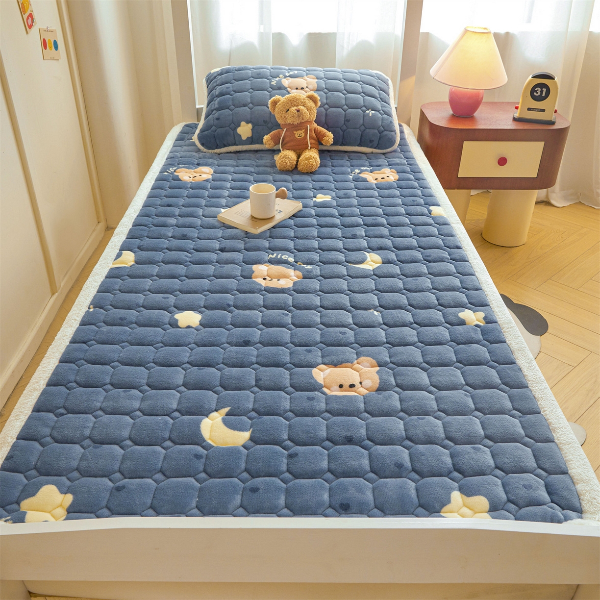 91家纺网 家纺一手货源 找家纺 雯豆家纺 2025新款牛奶绒床垫床护垫学生床褥子宿舍印花床褥铺底 牛奶绒床褥-太空小熊